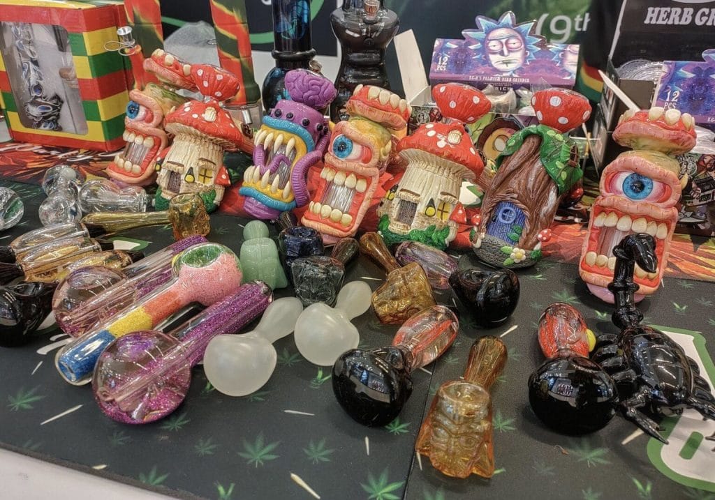 De kustplaats Pattaya nodigt het publiek uit om het cannabis-festival in het winkelcentrum Central Pattaya te bezoeken 