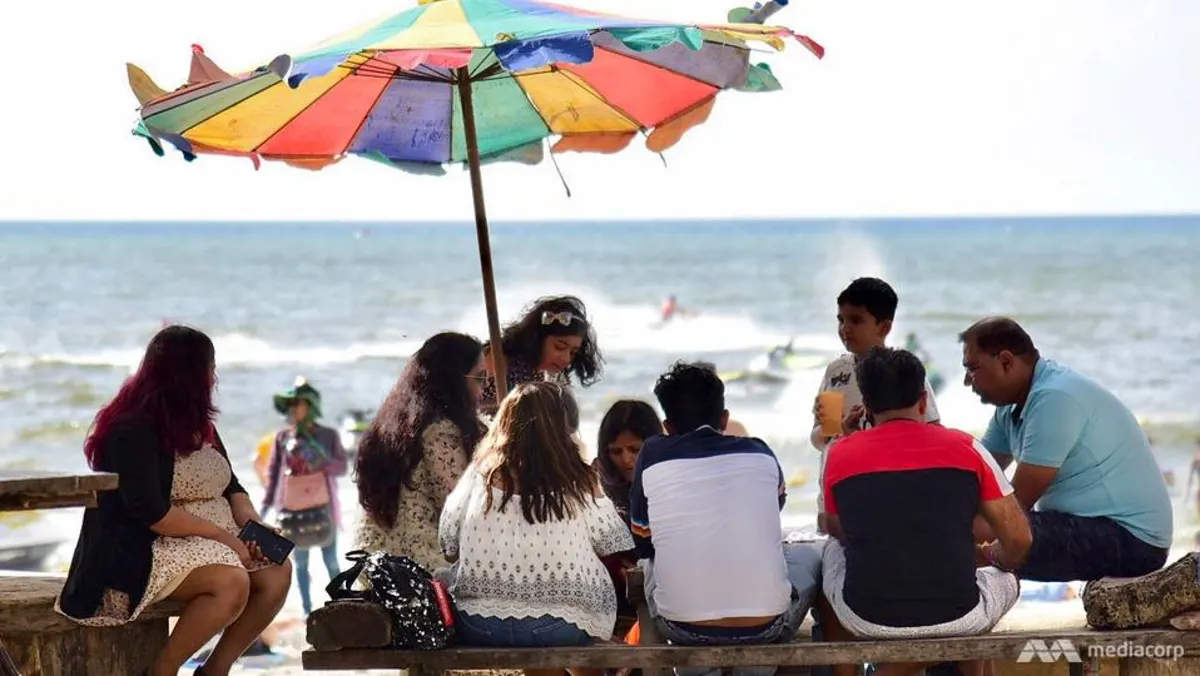 De immigratiedienst van het in Zuid-Thailand gelegen Phuket meldt één invasie van meer dan 100.000 Indiase toeristen