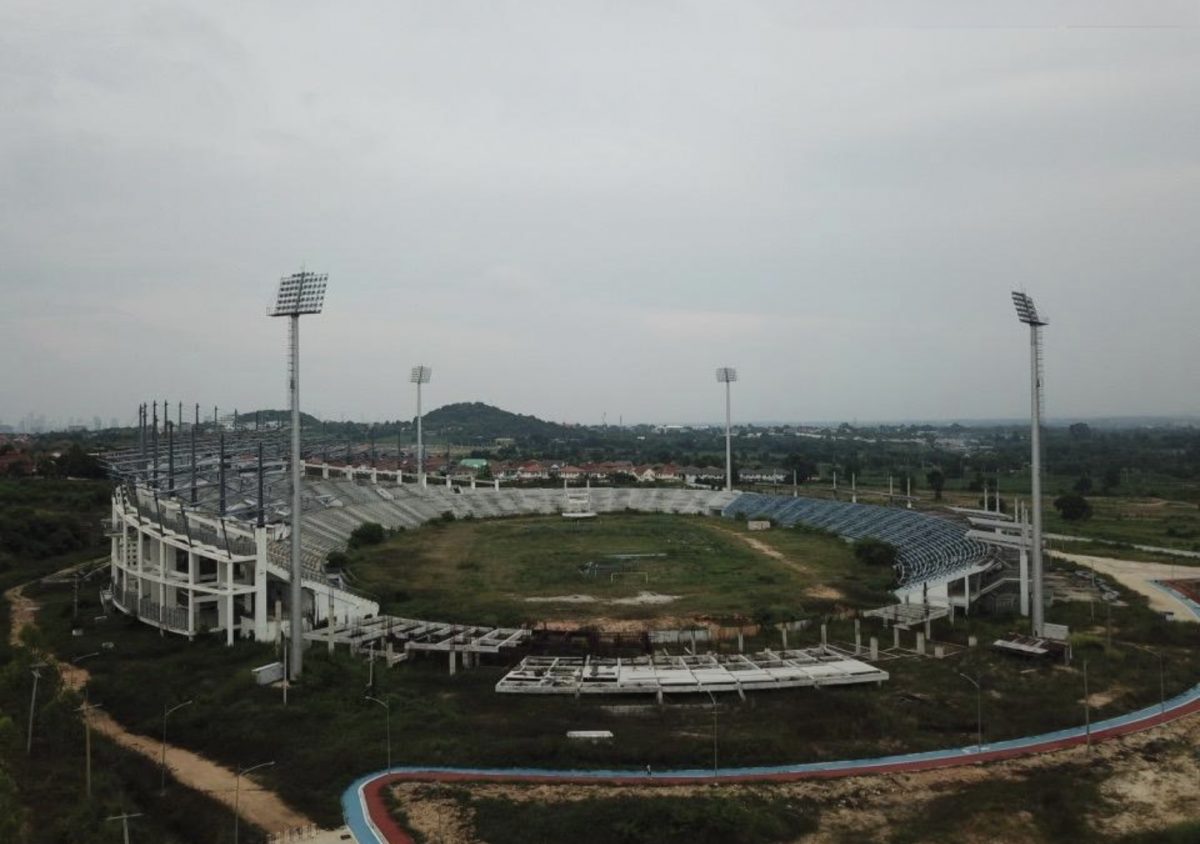 Burgemeester van Pattaya belooft plechtig het voetbalstadion project binnen twee jaar af te ronden, maar er is wel extra budget nodig!