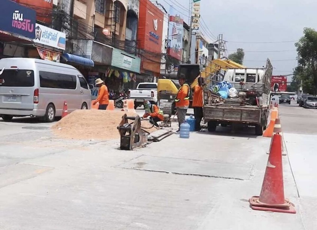 De Second Road in Pattaya raakt na de recentelijke oplevering van de aannemer nu al in verval