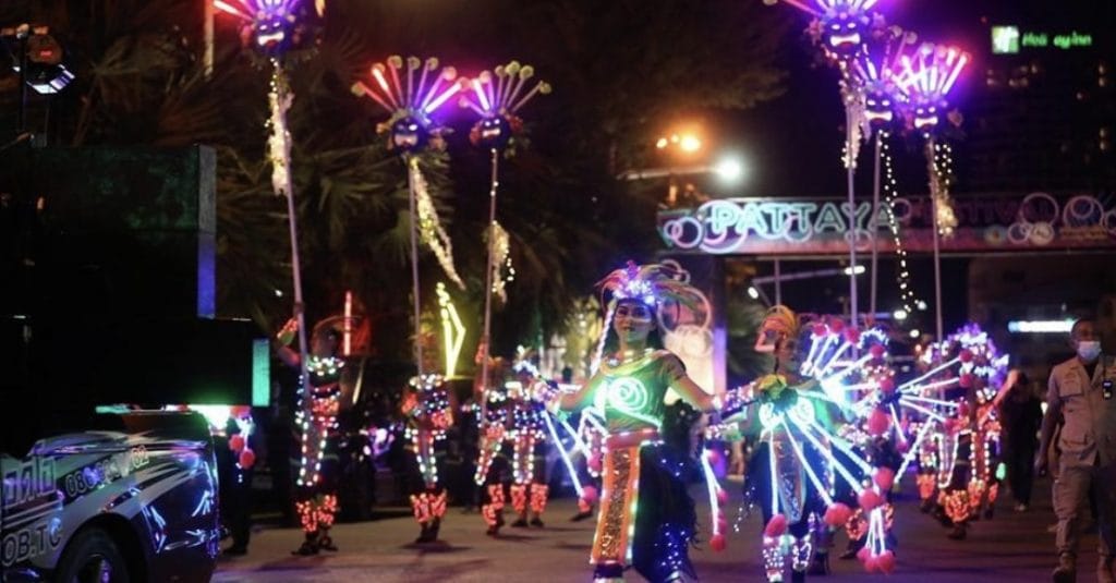 De organisatie van de fantasieparade en concerten tijdens ‘Pattaya Festival 2022’ op het strand kijkt tevreden terug