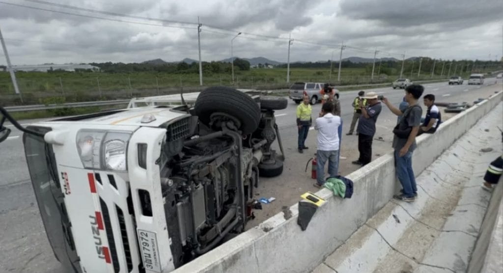 Paniek in Pattaya, bij het kantelen van vrachtwagen vlogen 35 gasflessen over de weg
