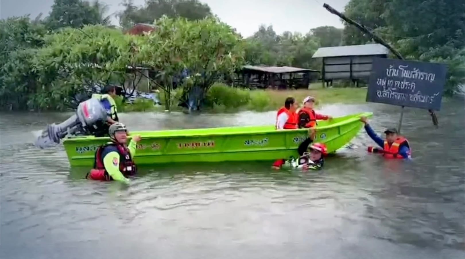 Storm Noru laat een spoor van overstromingen achter en sleurt verschillende noordoostelijke provincies de diepte in