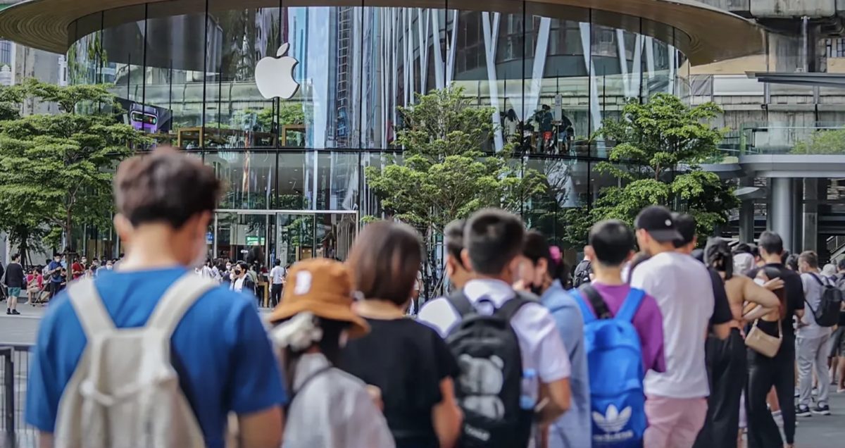 Honderden mensen staan in Bangkok in de rij om de nieuwste iPhone 14 in hun bezit te krijgen