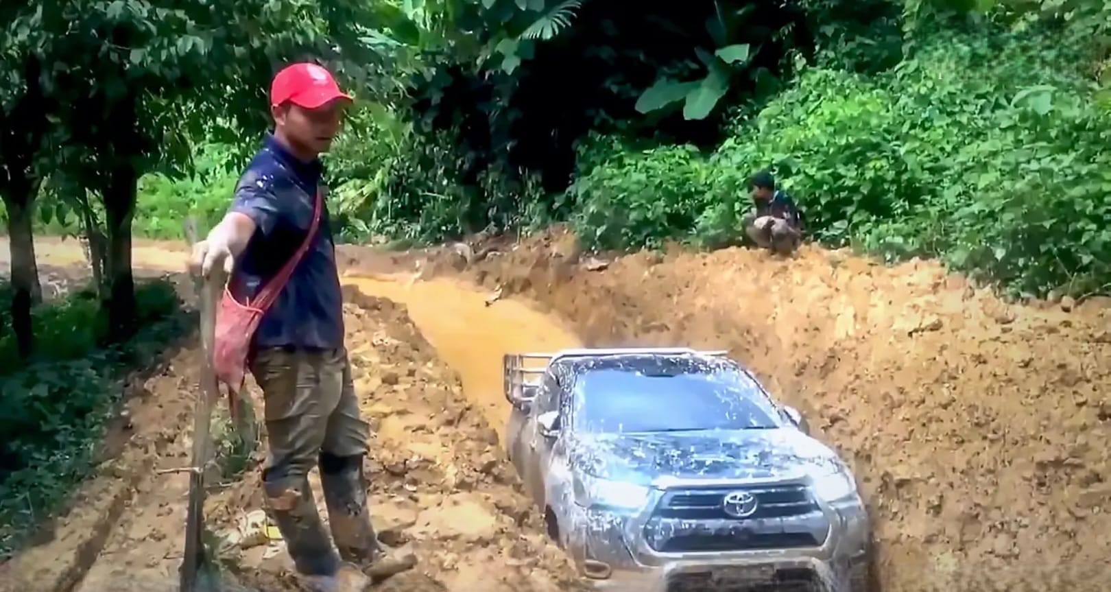 Extreme modderwegen in Thailand weerhouden de leraren er niet van om les te geven