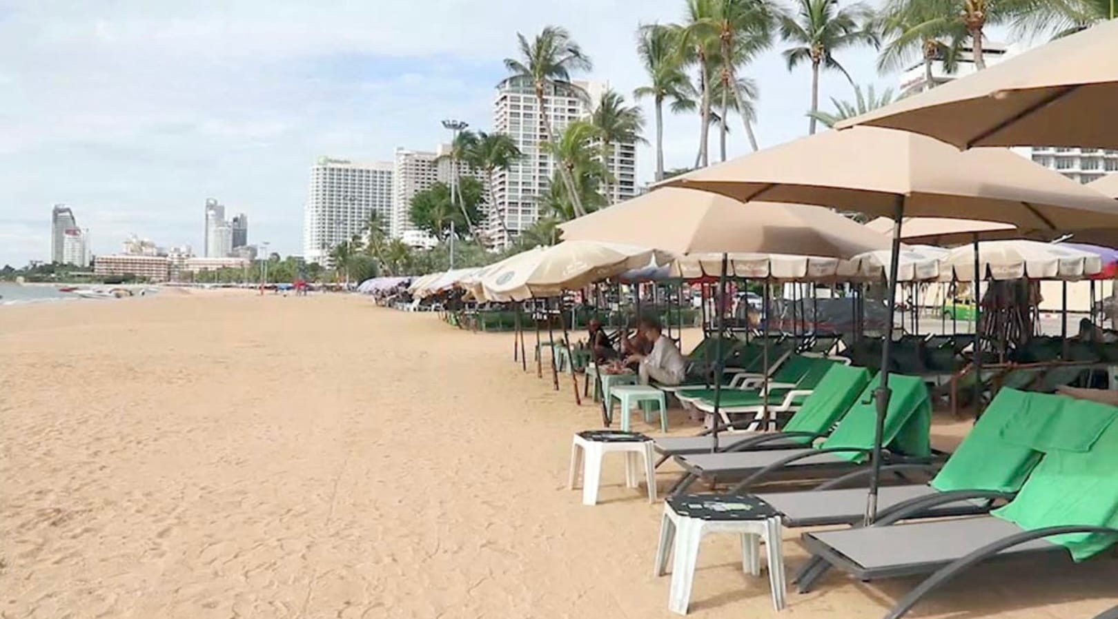De exploitanten op Jomtien Beach in Oost-Thailand zijn bijgepraat over de nieuwe regelgeving