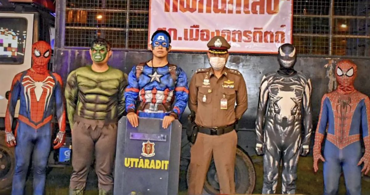 Politie hijst zich in superheldenoutfits om voldoende veiligheid tijdens een fruitbeurs in het noorden van Thailand te bieden