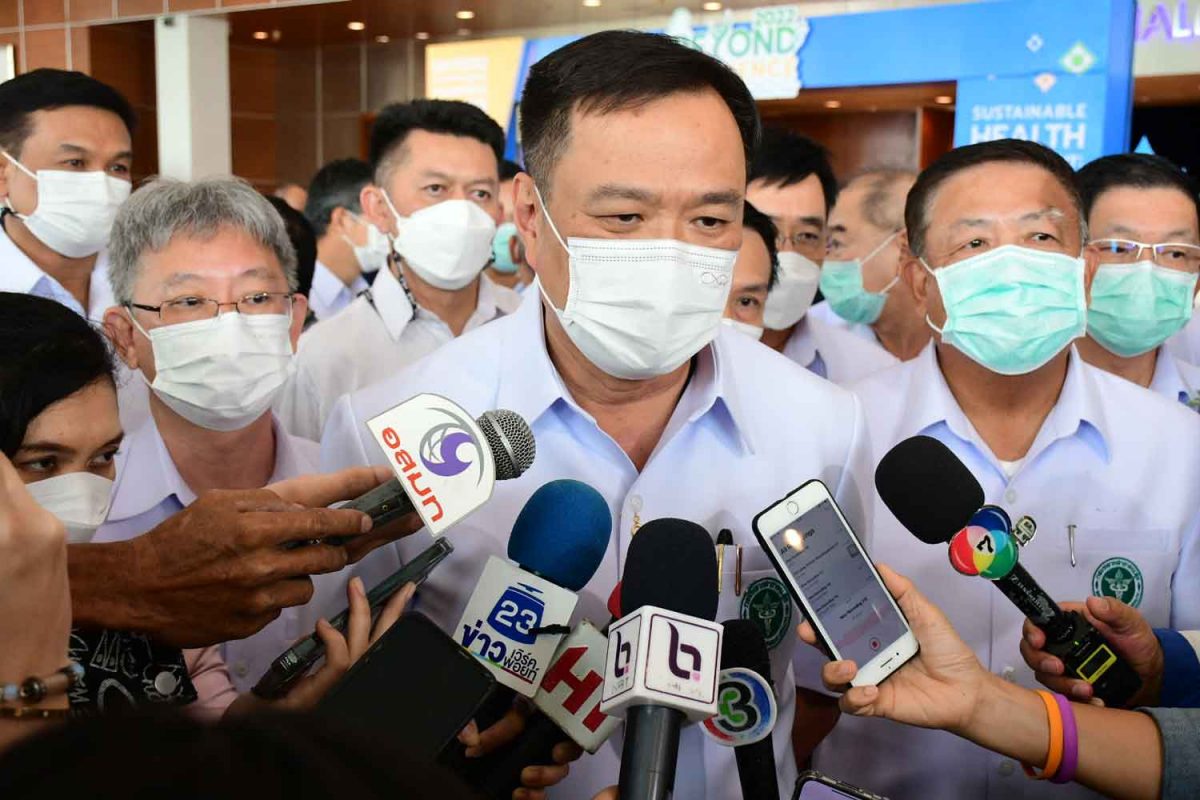 De Thaise minister van Volksgezondheid houdt voet bij stuk inzake de decriminalisering of her classificeren van cannabis
