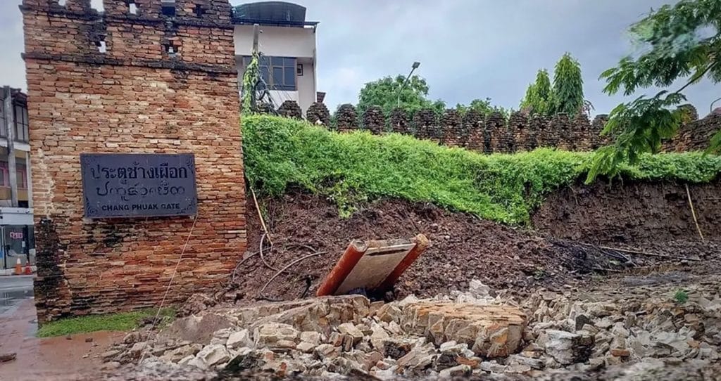 Inwoners van Chiang Mai onthutst nadat bij een hevige stortbui een 750 jaar oude stadsmuur in elkaar stort