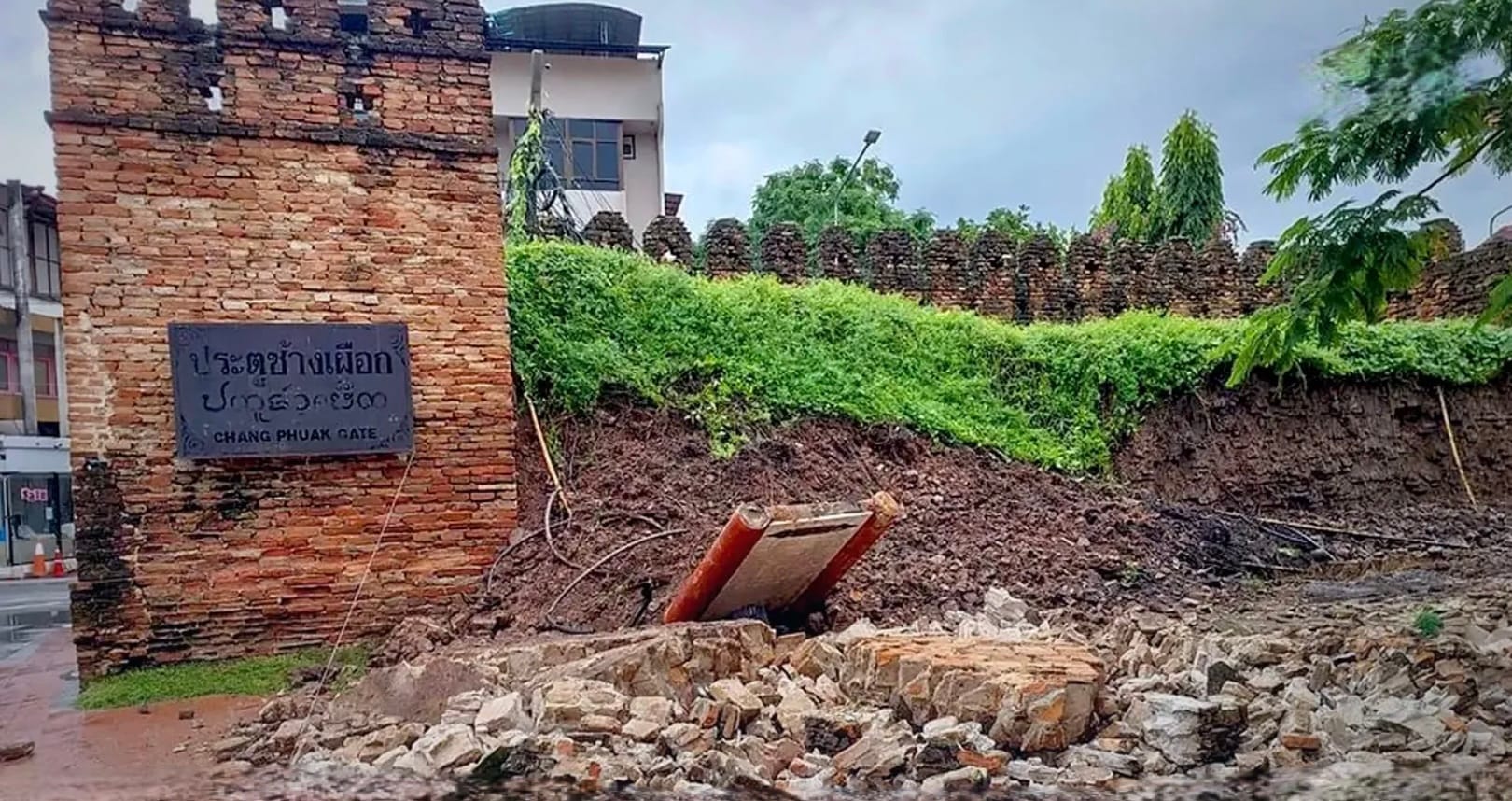 Inwoners van Chiang Mai onthutst nadat bij een hevige stortbui een 750 jaar oude stadsmuur in elkaar stort