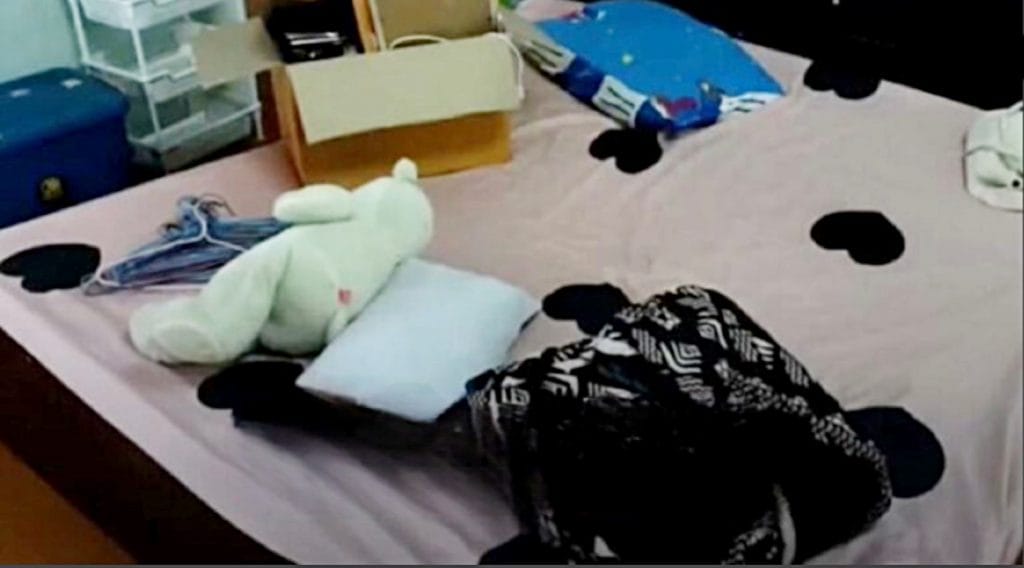 Thaise man stapt in bed bij vrouw nadat ze vergat haar kamer op slot te doen, ze schopt hem de kamer uit en pakte een mes