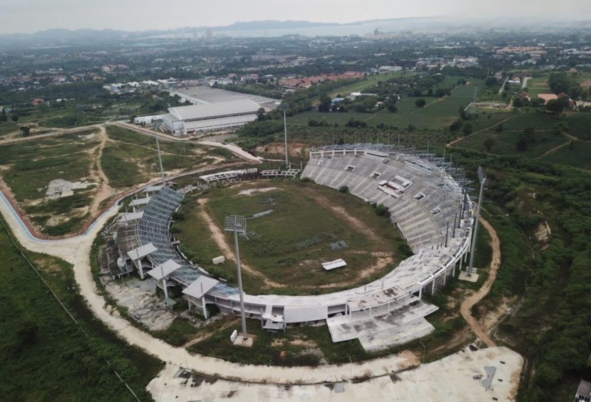 Het voetbalstadion van Pattaya is na 14 jaar nog steeds niet klaar, de lokale bewoners klagen steen en been