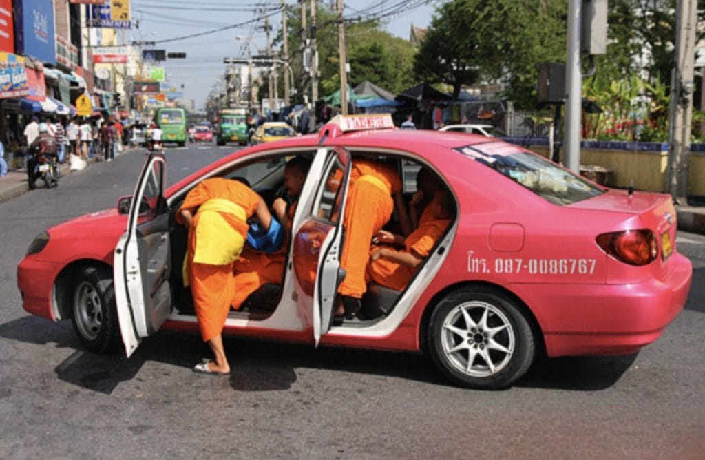 De taxichauffeurs in Bangkok springen van vreugde een gat in de lucht, de taxitarieven gaan omhoog!