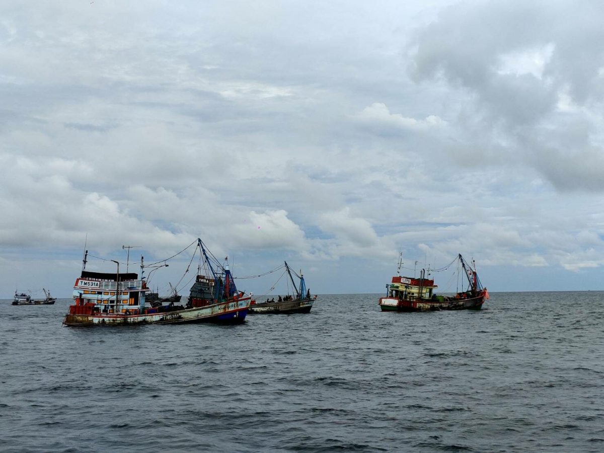 Vissersboot kapseist in de ruwe zee in provincie Rayong, 7 mensen konden worden gered terwijl één nog steeds wordt vermist