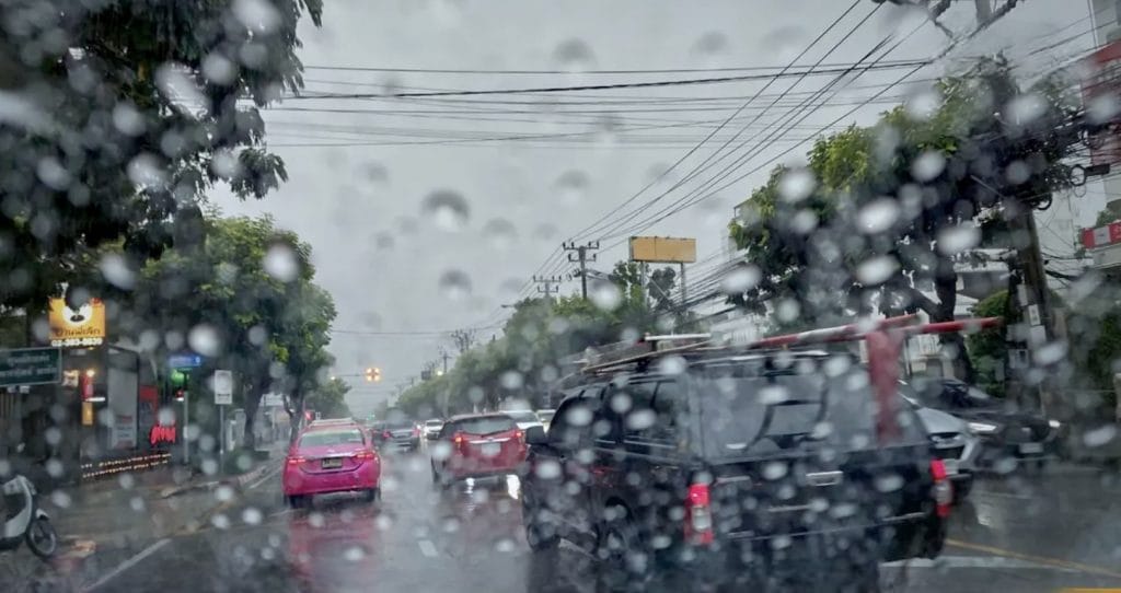 De inwoners van zeven districten van Bangkok gewaarschuwd voor ernstige overstromingen