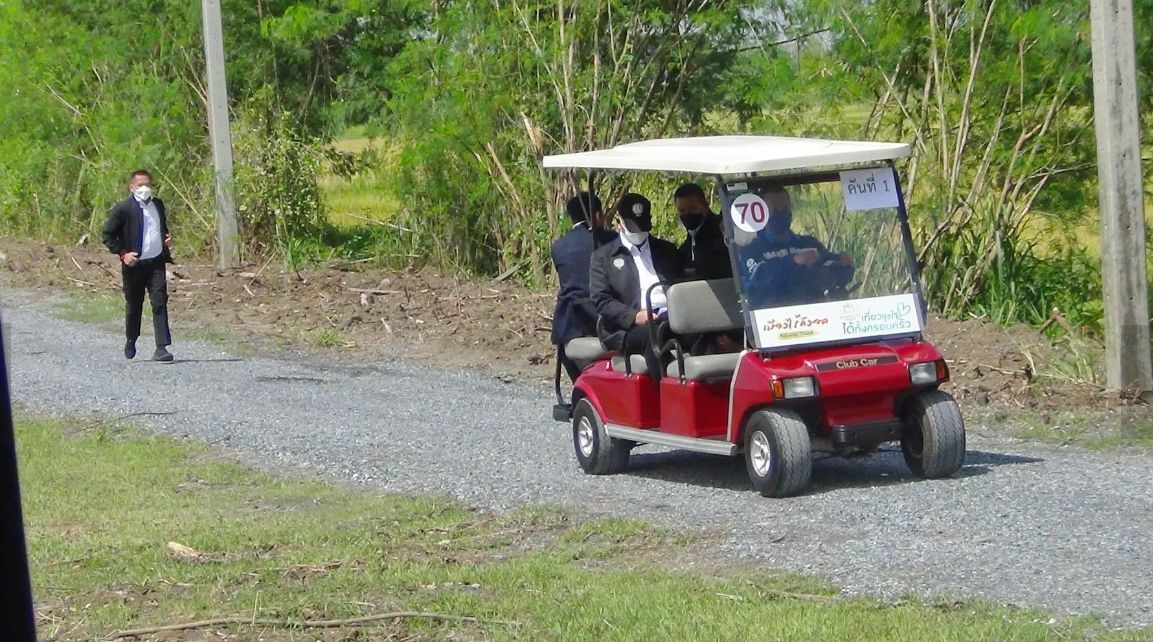 Lijfwachten moesten in Thailand 2 kilometer lang achter de golfbuggy van vice premier Prawit aanrennen