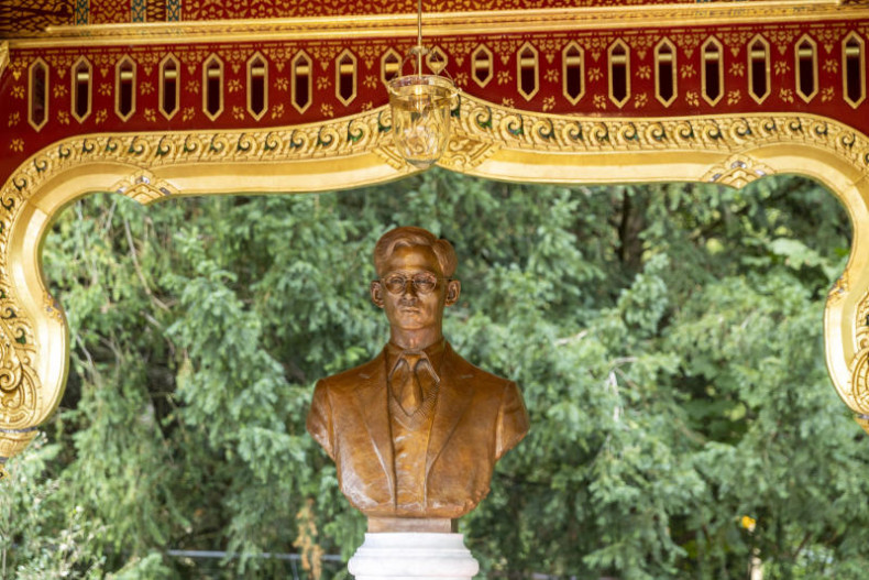 Zwitserland onthuld een buste van koning Bhumibol