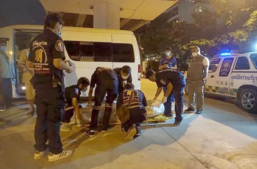 Thaise chauffeur dood aangetroffen in een busje onder het viaduct bij de Bali Hai Pier in Pattaya