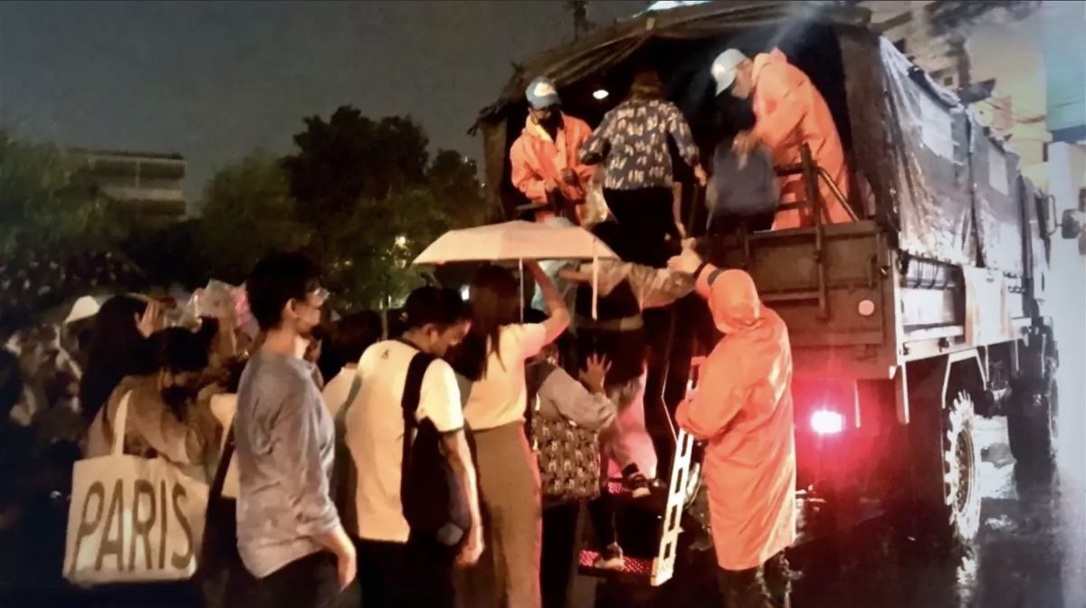 In de hoofdstad van Thailand staat de bevolking tot de knieën in het water, militaire vrachtwagens ingezet om de forenzen te vervoeren