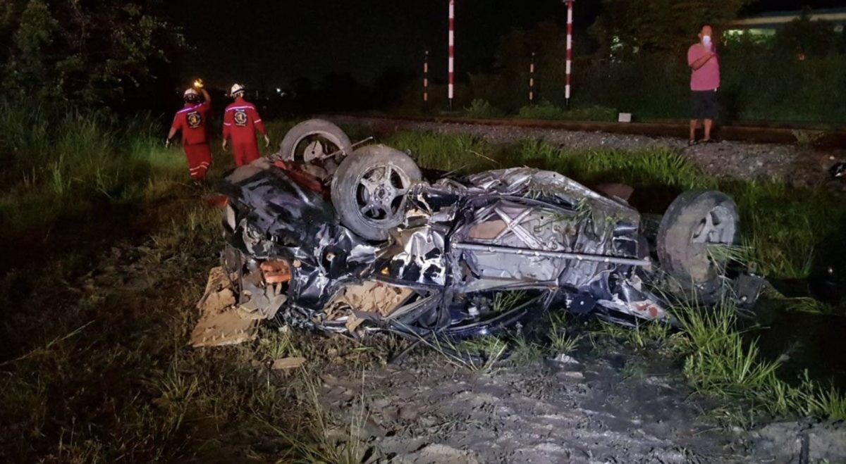 Goederentrein ramt in Oost-Thailand één personenauto waarbij 1 dodelijk slachtoffer en 3 zwaargewonden waren te betreuren 