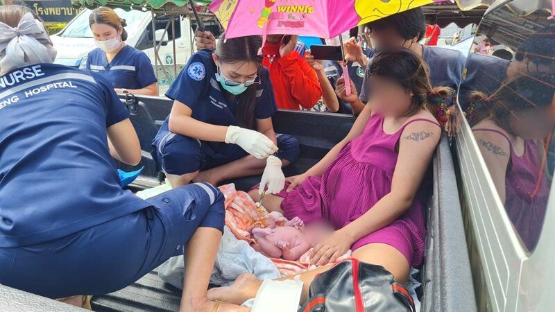 Vrouw bevalt in de achterbak van pick-up truck nadat de ingang van het ziekenhuis in het oosten van Thailand onbegaanbaar bleek