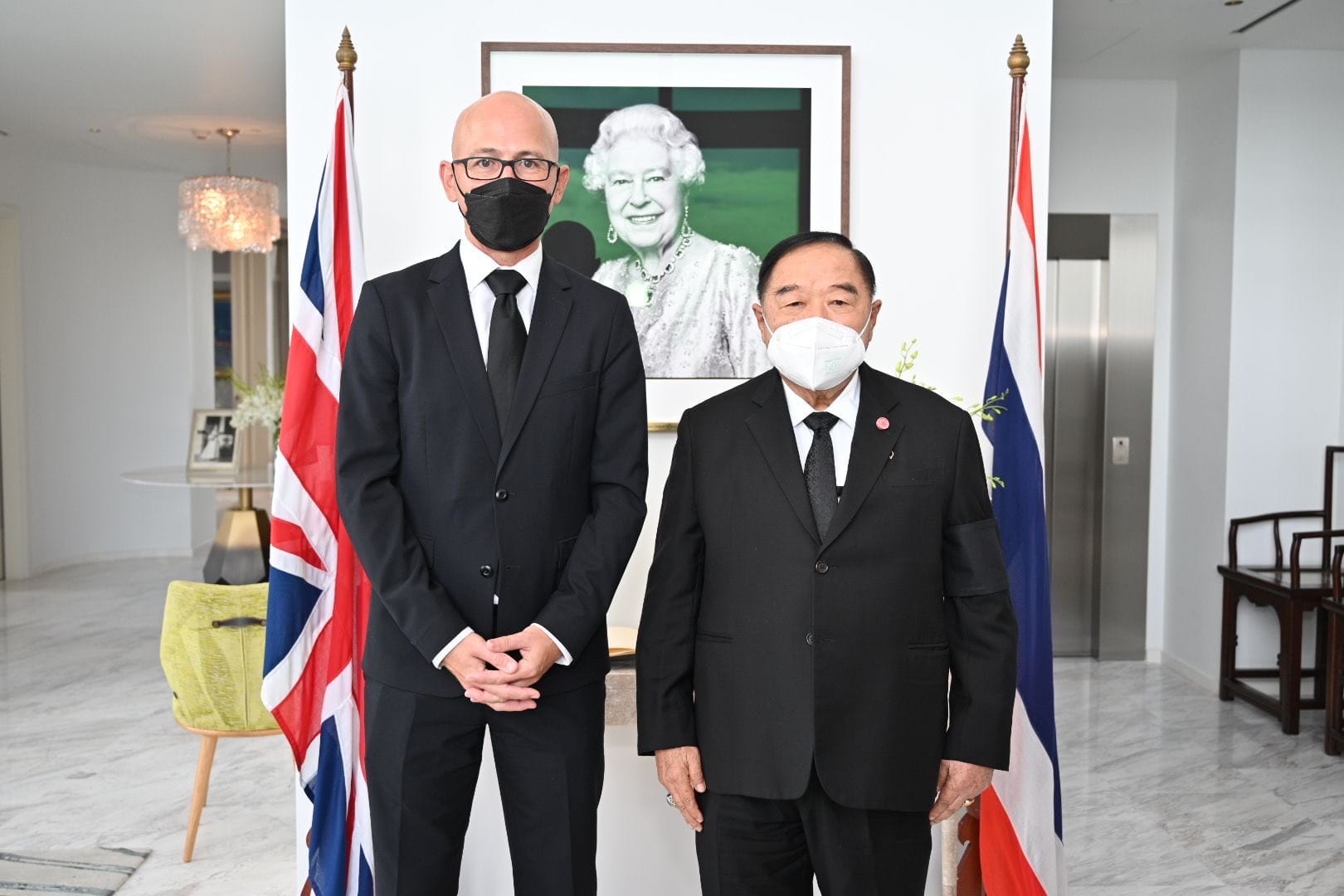 Waarnemend premier Prawit en minister van Defensie Prayut tekenen condoleanceregister bij het overlijden van Hare Majesteit Koningin Elizabeth II