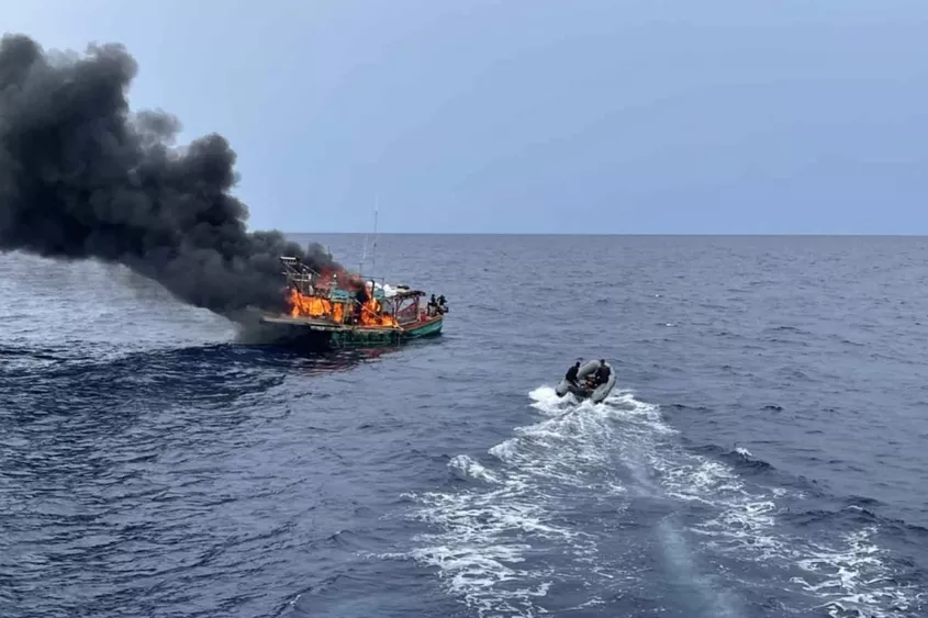 Vietnamese vissersboot vat bij het illegale vissen in Thaise wateren vlam en zinkt