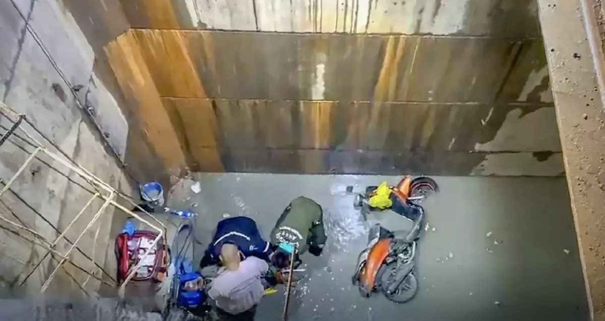 ‘Snel rijdende’ motorrijder stort 6 meter naar beneden in een bouwput op Thonburi Road in Bangkok