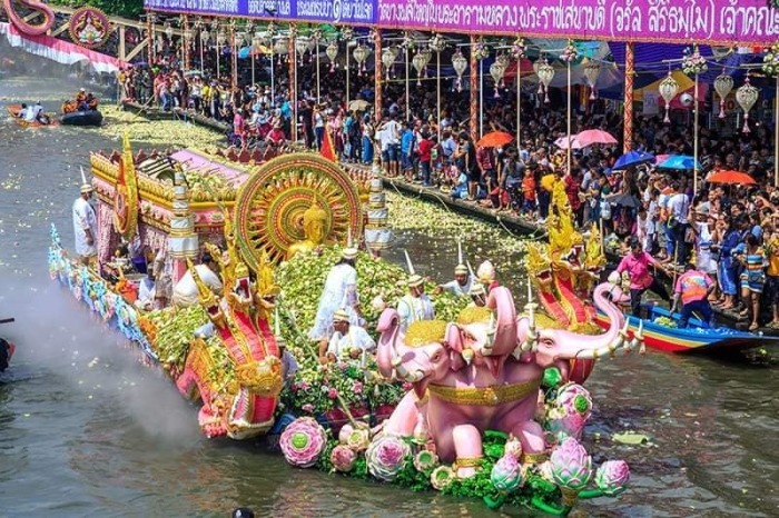 Het Rak Bua lotusfestival ter ere van Boeddha zal in Centraal-Thailand groots gevierd gaan worden 