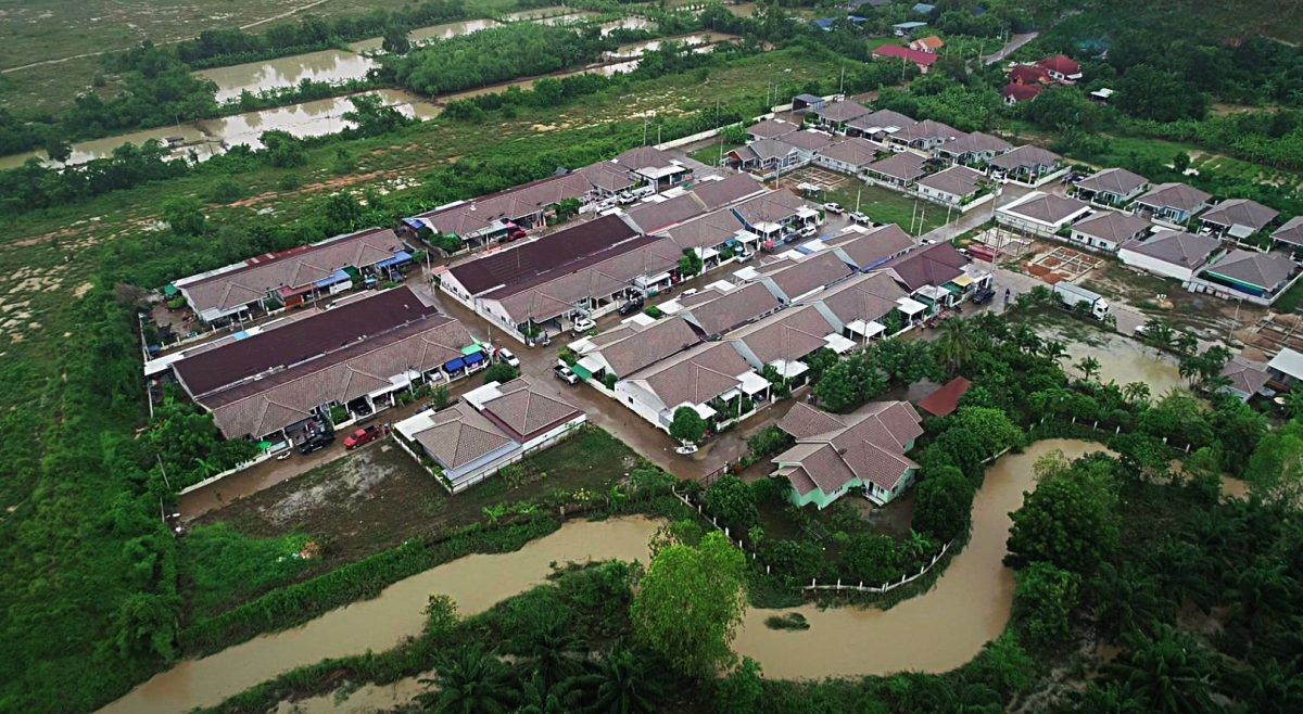 Afwateringskanaal in de oostelijke provincie Chonburi van Thailand loopt over en beschadigt meer dan 100 huizen