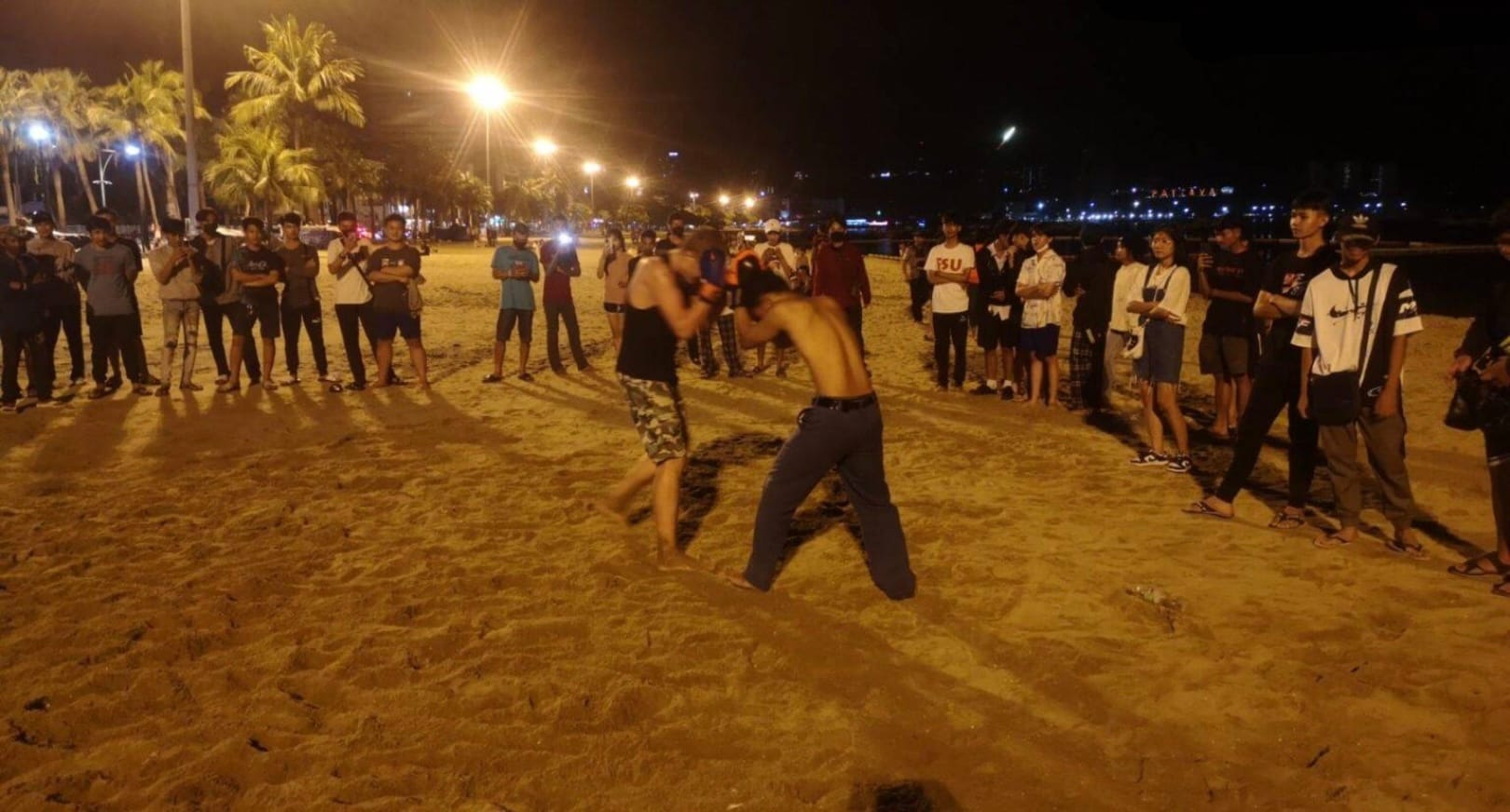 Massaal gevecht op het strand van Pattaya trok véél publiek, gelukkig was het voor “speck en bonen”