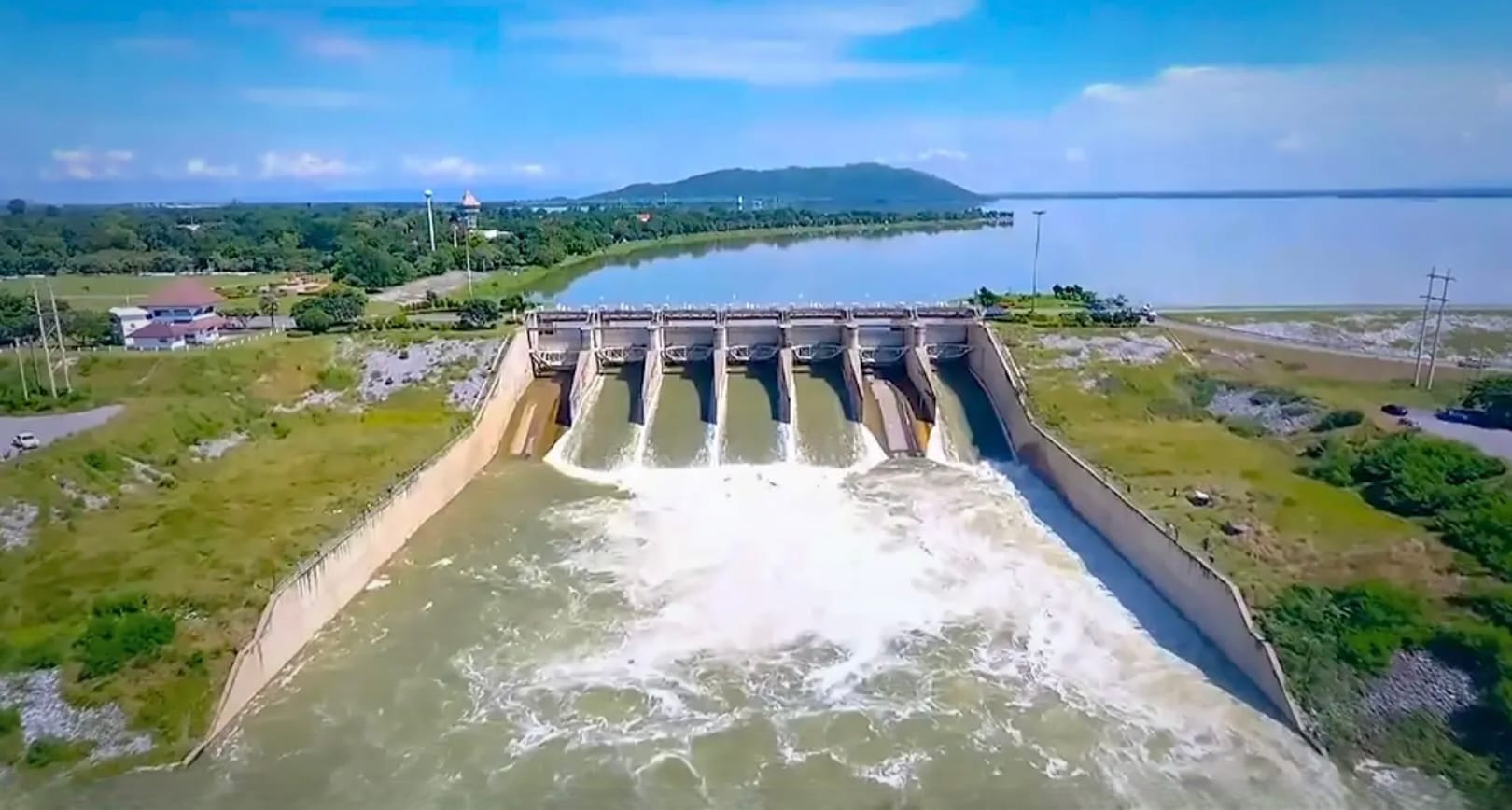 Volgens het Koninklijk irrigatie-departement van Thailand, is er op dit moment géén ernstige dreiging van overstromingen omdat dammen niet vol zijn