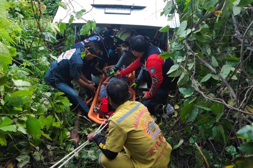 Minibusje schuift 30 meter diep een ravijn in Noord-Thailand in waarbij 10 gewonde passagiers vallen