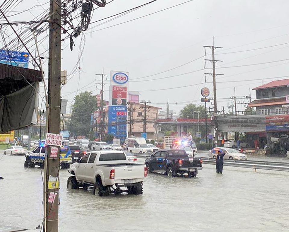 🎥 | De kustplaats Pattaya deze week gewaarschuwd voor meer zware regenval met als gevolg vele overstromingen 