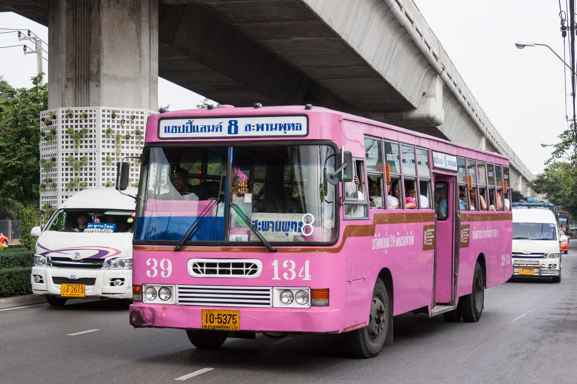 🎥 | De beruchte bus nr. 8 racet weer door Bangkok