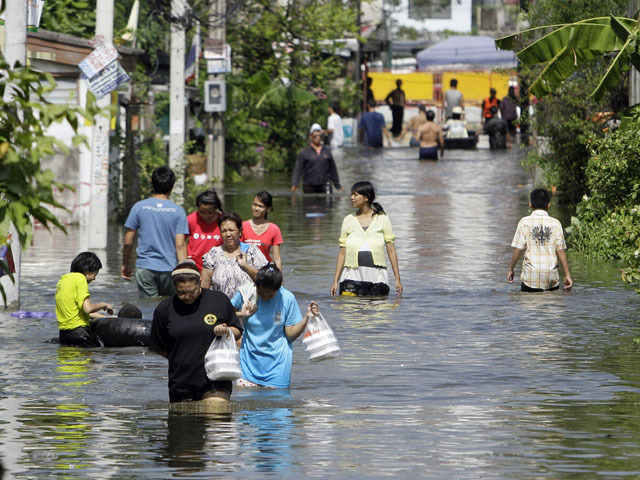 Let op! Het troebele overstromingswater in Thailand kan dodelijke bacteriën bevatten
