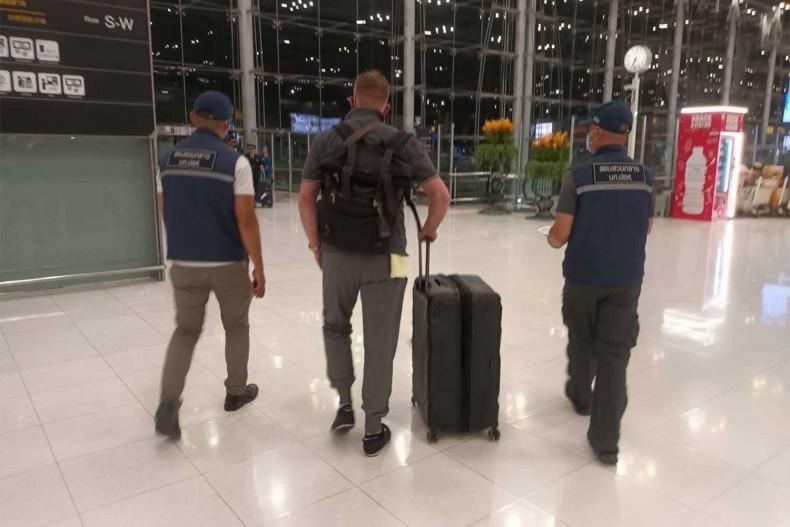 Britse expat op luchthaven Suvarnabhumi aan zijn jasje getrokken wegens vermeende investeringsfraude