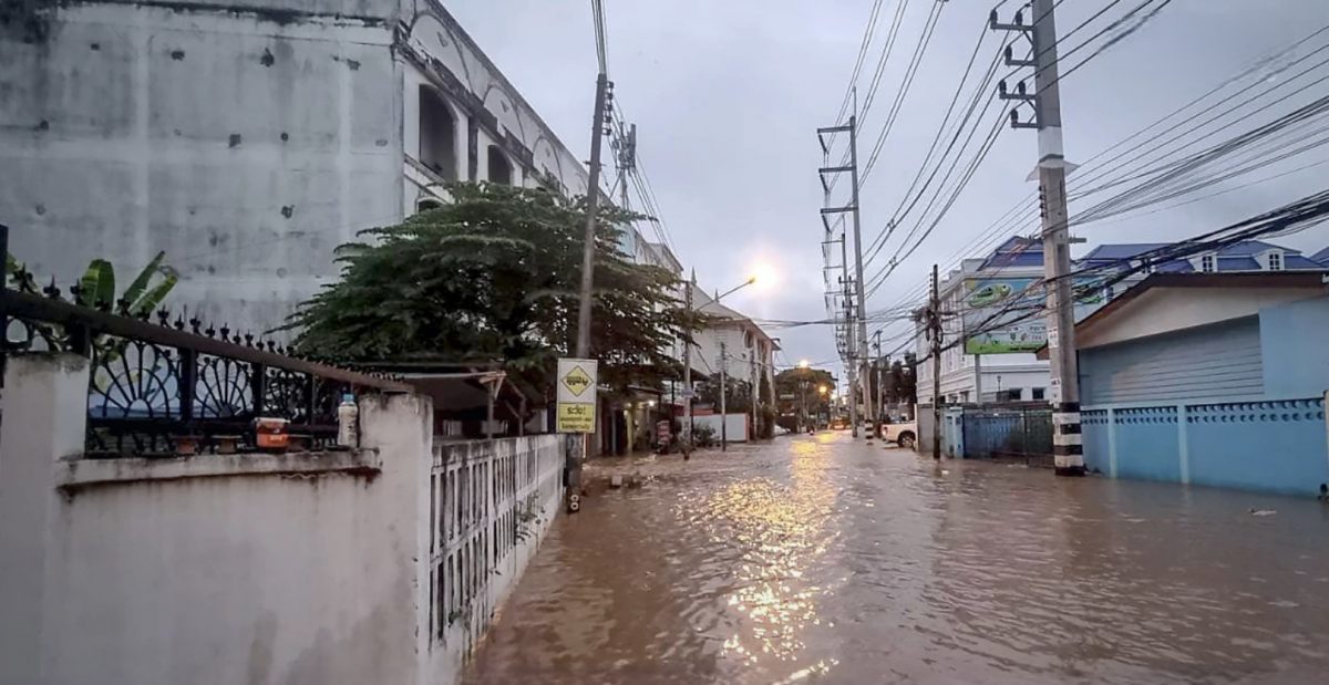 Vele gebieden in het hoofddistrict van Chiang Mai zijn onder water komen te staan, doordat de Ping-rivier buiten haar oevers treedt