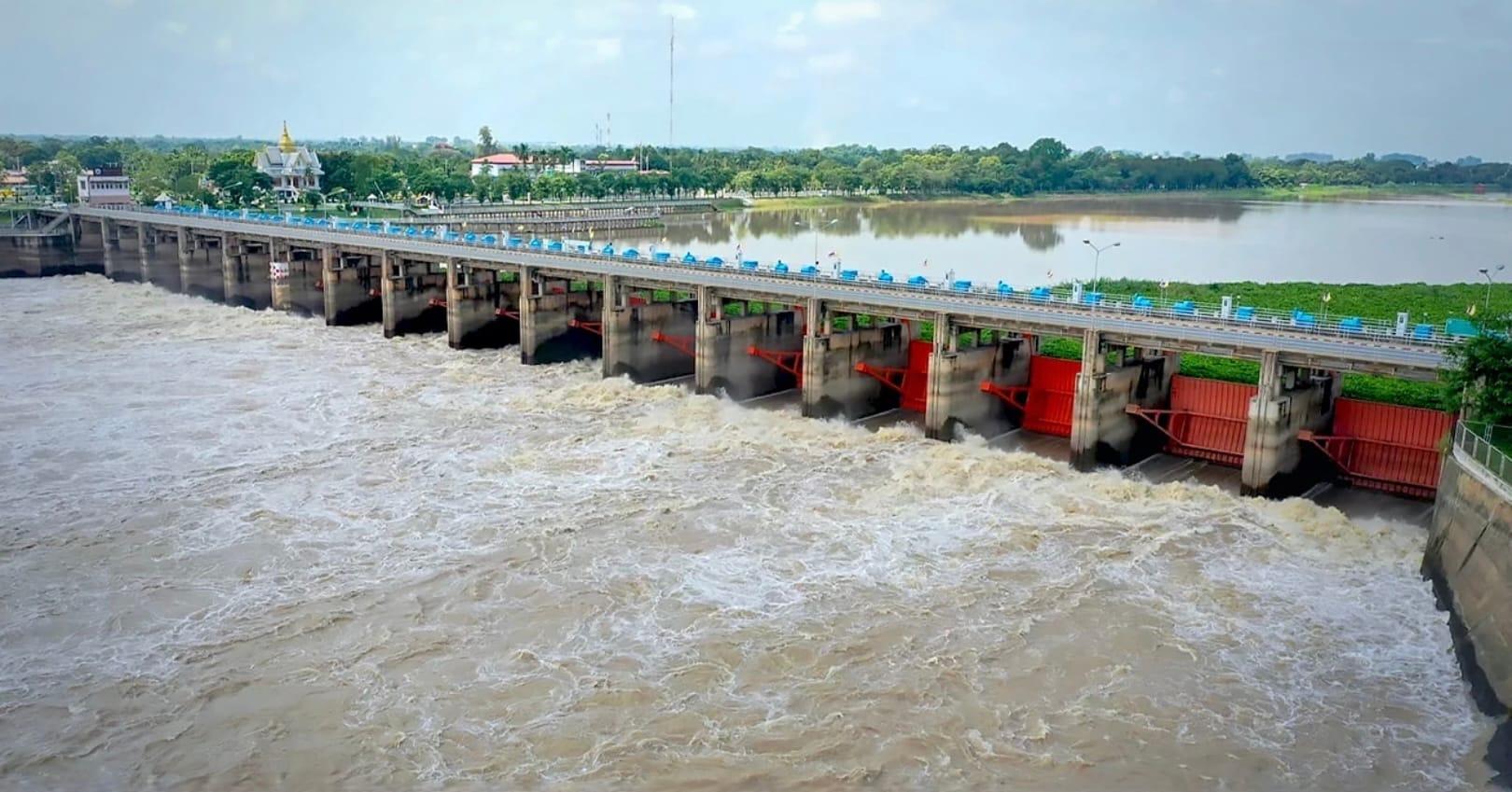 De Pasak Chonlasit-dam gaat de waterafvoer verdubbelen, de Chao Phraya en de Pa Sak-rivieren zullen verontrustende stijgen