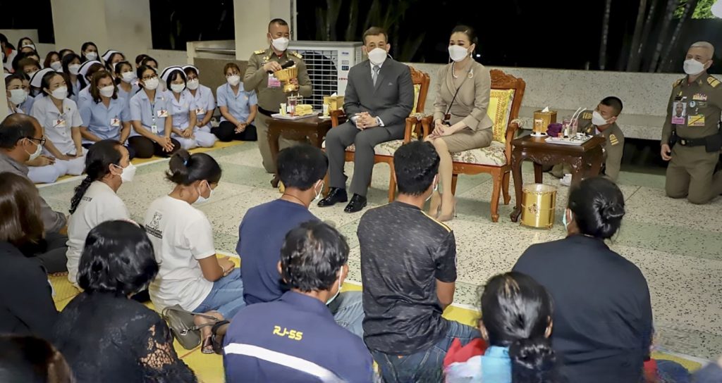 Koning en Koningin bezochten gisteravond de slachtoffers van het Nongbua Lamphu drama