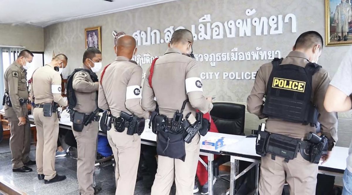 Alle politieagenten in Pattaya mochten niet naast het potje piesen maar erin