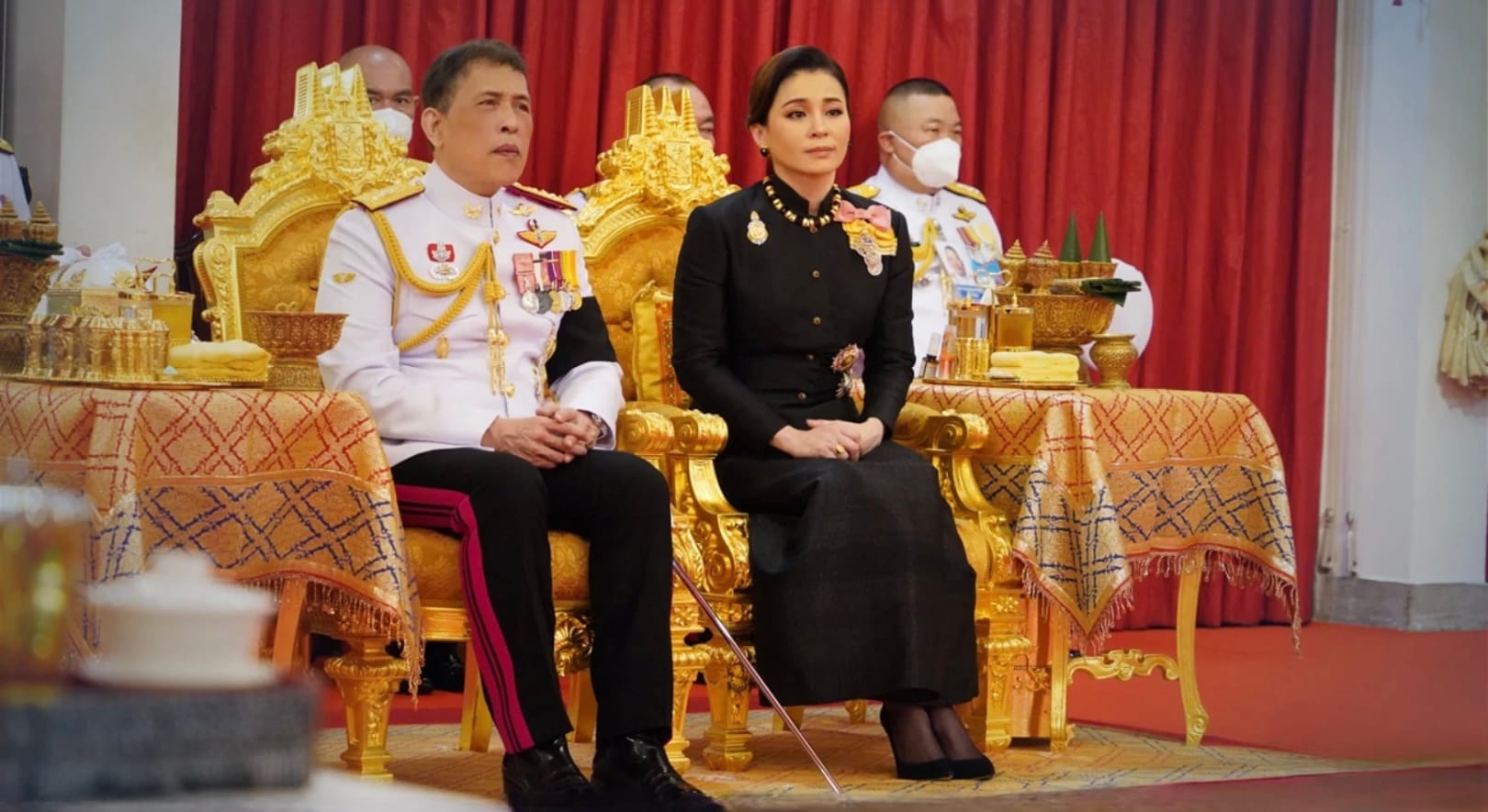 Koning en Koningin van Thailand bezoeken vanavond de gewonde slachtoffers van het bloedbad van Nongbua Lamphu