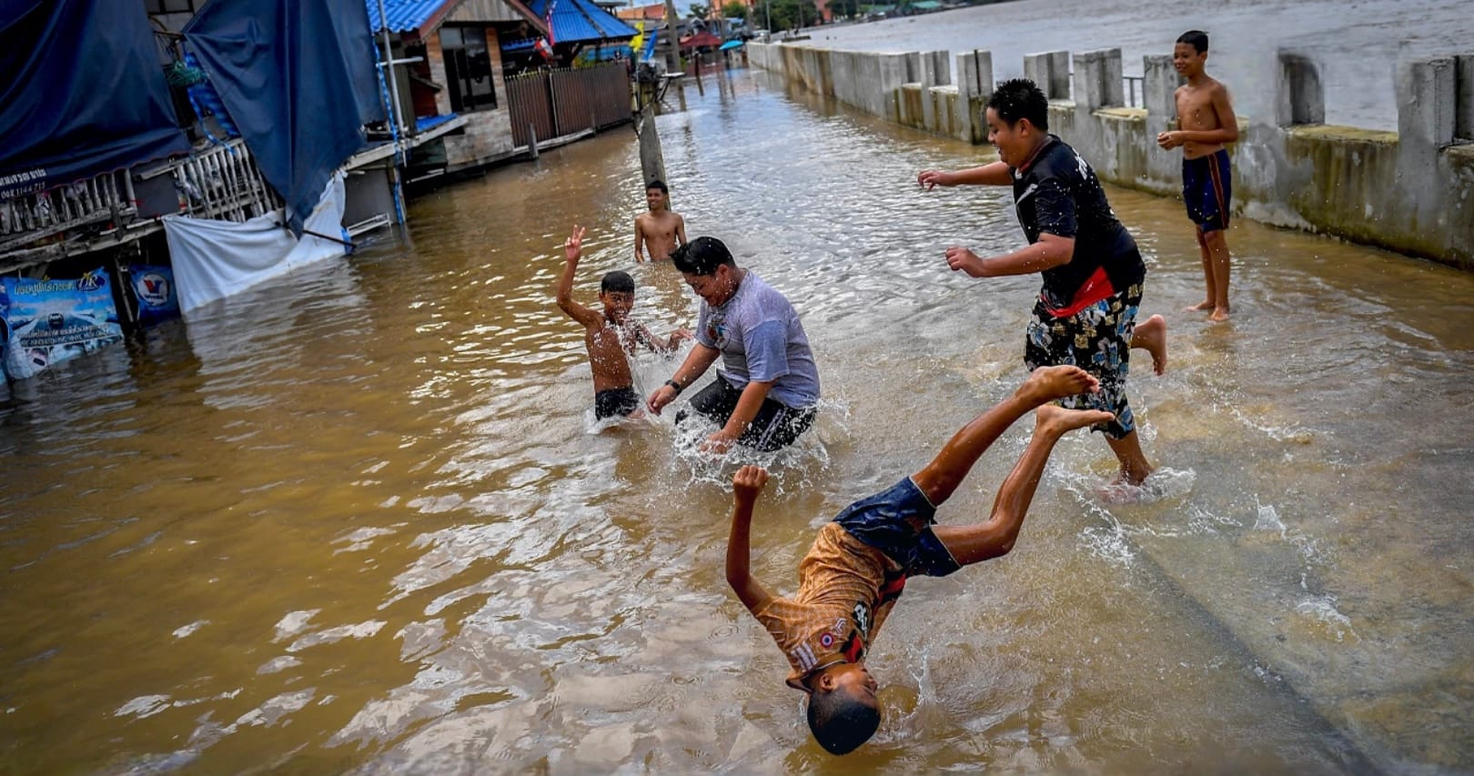 De heftige overstromingen in Thailand hebben soms óók leuke kanten