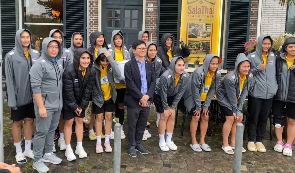 Thaise ambassadeur zet Thais vollybalteam in het zonnetje