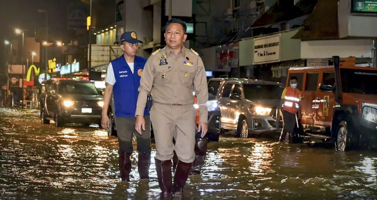 De overstromingen Chiang Mai beginnen af ​​te nemen, 62 waterpompen zijn constant in werking om het water af te voeren