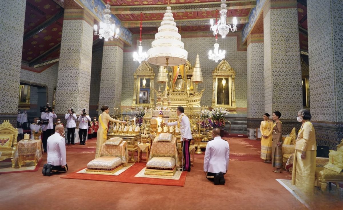 Koning en Koningin van Thailand waren gisteren aanwezig bij een religieuze ceremonie om Koning Bhumibol Adulyadej  te eren 