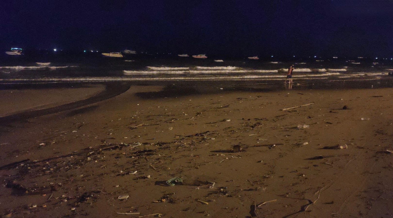 Bergen afval spoelen aan op de stranden van Pattaya door de harde wind en recentelijk storm