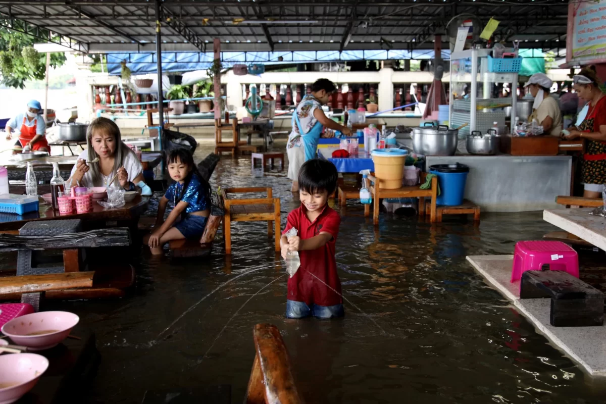 Lunchavonturen in Thailand, lekker noedels slurpen in kniehoog water bij Nakhon Pathom