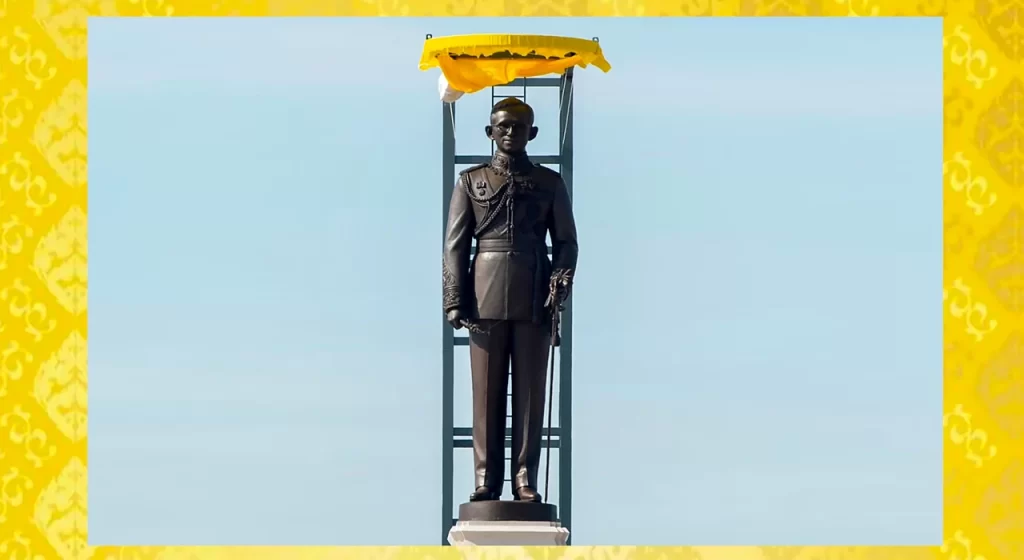 Premier Prayut nodigt de Thaise bevolking uit om de onthulling van het standbeeld van koning Rama IX door de Koning en zijn vrouw  bij te wonen