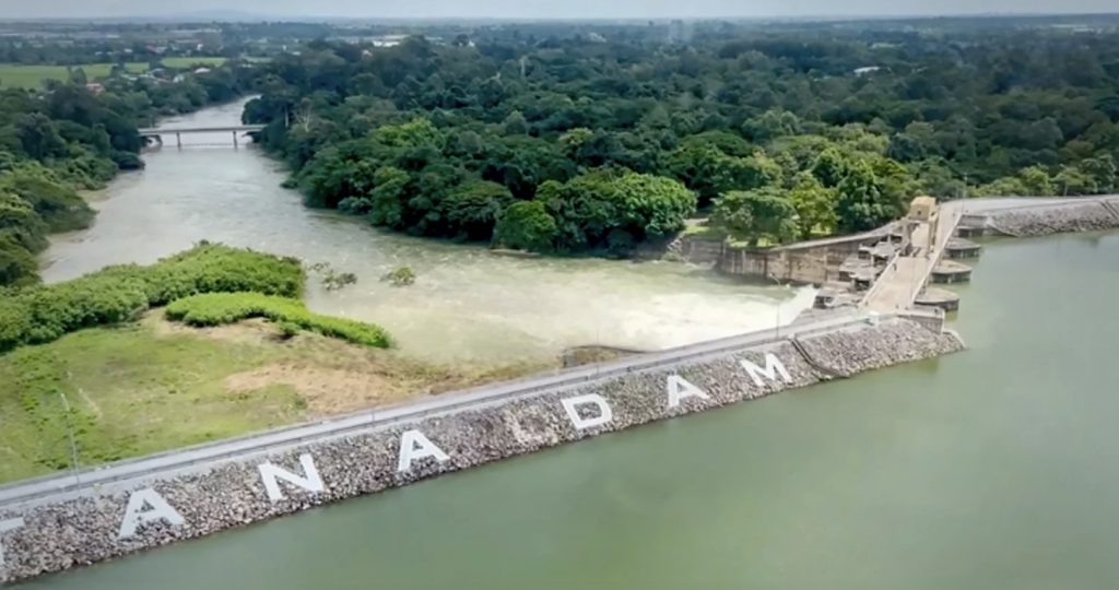 De Ubol Ratana-dam in Noordoost-Thailand gaat méér water  lozen, waardoor de stroomafwaartse gebieden in Khon Kaen onder water komen te staan